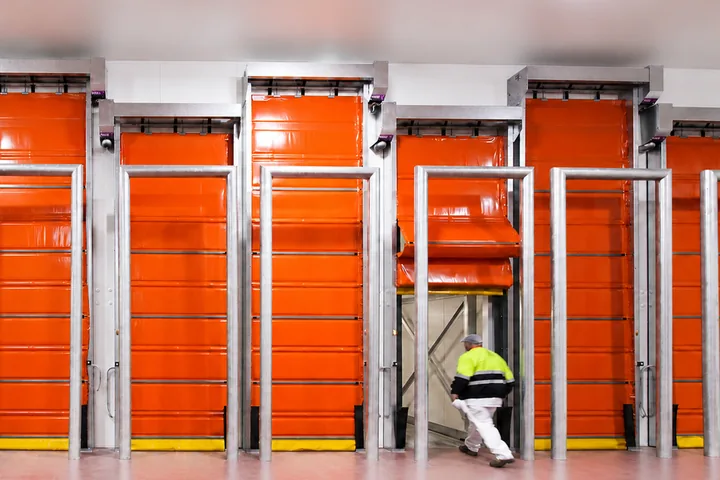 Insulated rapid folding freezer doors in cold storage